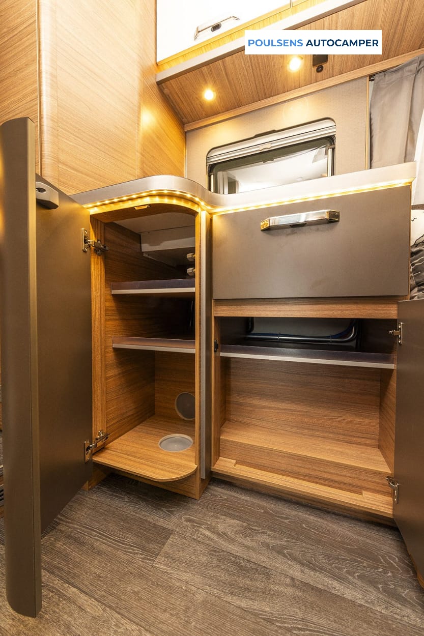 Cuisine du camping-car semi-intégré Weinsberg CARASUITE 700 DX 2026 avec rangements