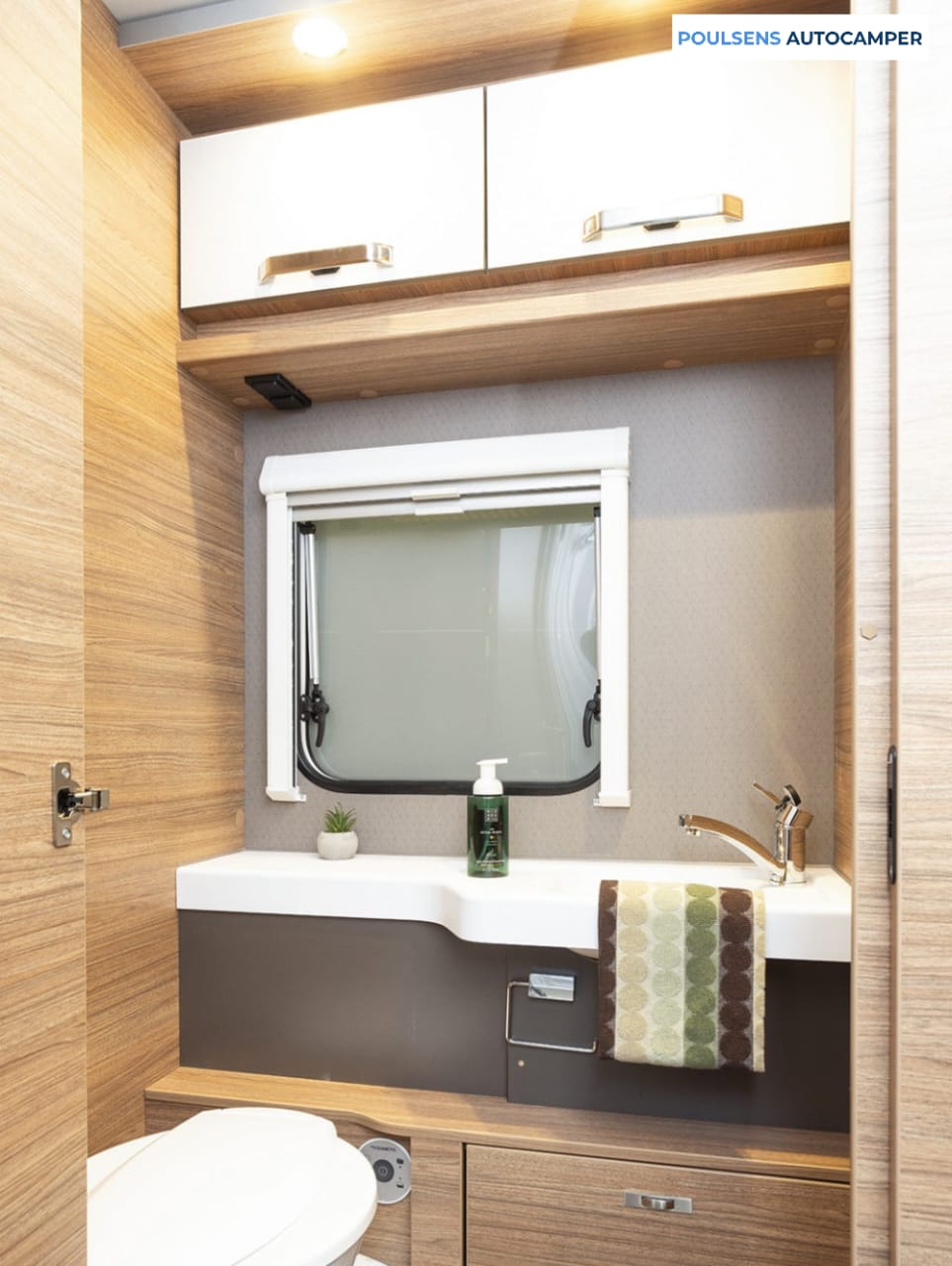 Salle de bain du camping-car semi-intégré Weinsberg CARASUITE 700 ME 2023 avec lavabo moderne