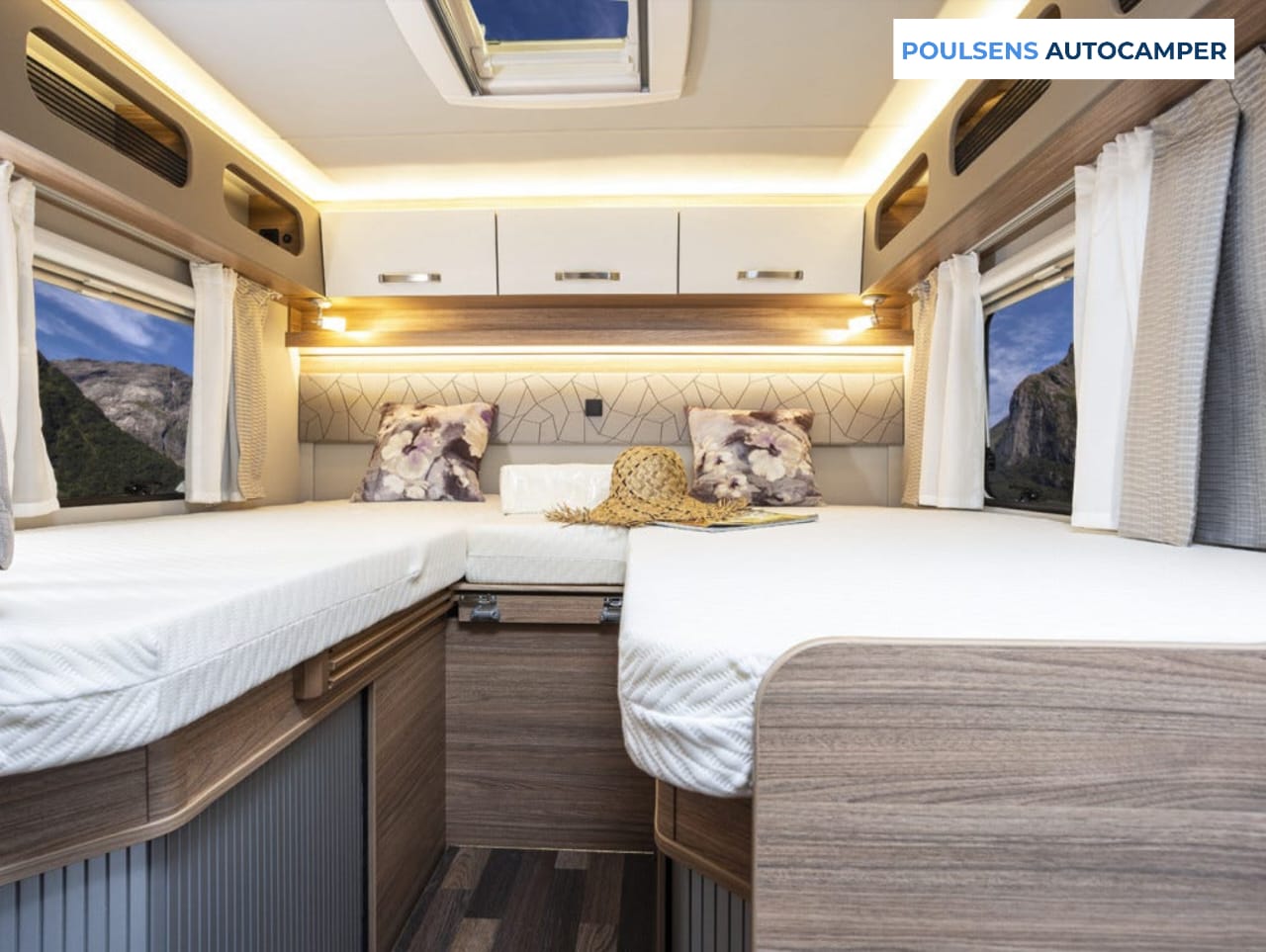 Espace couchage du camping-car semi-intégré Weinsberg CARASUITE 700 ME 2023 avec lit rabattable et extension de lit
